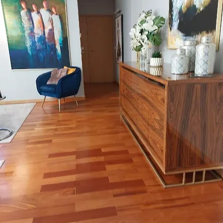 Apartment En Face De La *